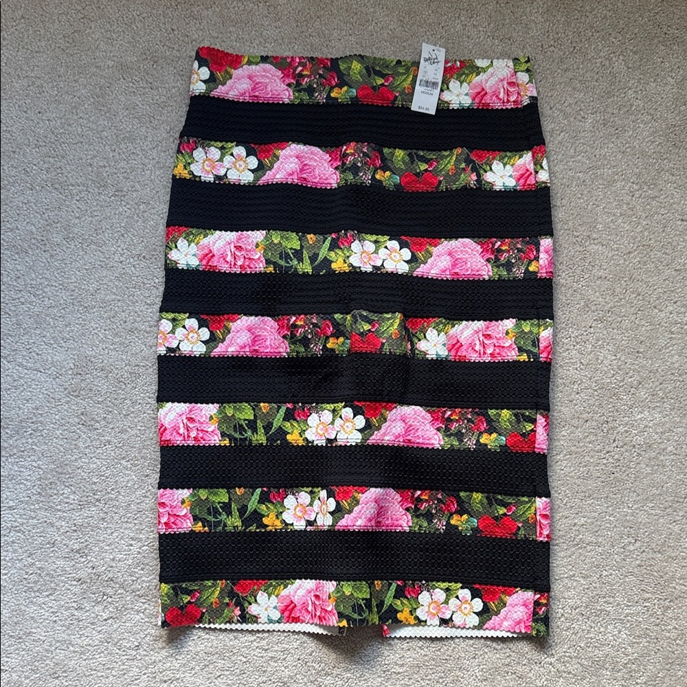 New York & Company Floral Skirt – NWT – Size Medium – Textured Knit